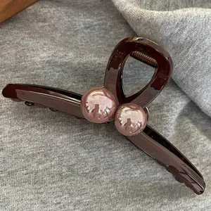 Braune Haarklammer mit Perlperlen, elegantes großes Haaraccessoire für stilvolle tägliche Frisuren.