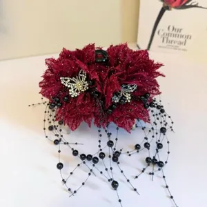 Rote Blumen Haarklammer mit Kristallschmetterlingen und schwarzen Perlen Quasten Anhängern.
