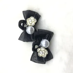 Zwarte mini haarclipjes met transparante mesh strik en prachtige decoratieve camelia parels