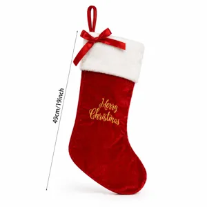 Chaussette de Noel classique en velours rouge avec revers en peluche et broderie doree.
