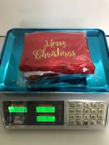 Vue détaillée du bas de Noël classique en velours rouge avec broderie Merry Christmas élégante.