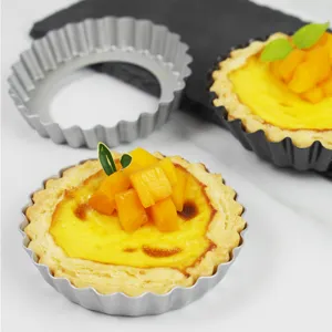 Gedetailleerd overzicht van antiaanbak taartvorm met gebakken mangotaart voor heerlijke desserts.