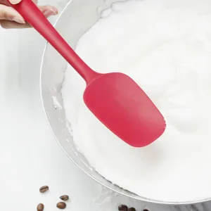 Silicone cream spatula for baking, integrated design cake scraper for kitchen and baking.
