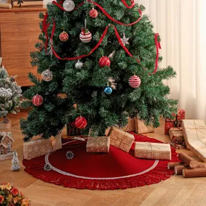 Vue détaillée de la jupe de sapin de Noël en tricot rouge avec bordure en frange blanche pour déco.