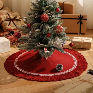 Jupe de sapin de Noel en tricot rouge avec bordure a franges, decoration de fetes.