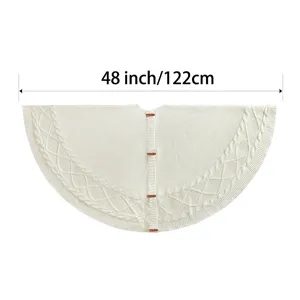 Vue détaillée de la jupe de sapin de Noël en tricot blanc, 48 pouces avec boutons en bois.