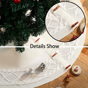 Vue detaillee de la jupe de sapin de Noel en tricot blanc avec de jolis boutons en bois.