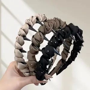 Detailansicht des Punk-Stil genieteten Stoff-Hahreeifs mit Raffung und kleinen Nieten.