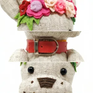 Gros plan détaillé de la peluche bouledogue français en lin avec couronne de fleurs.