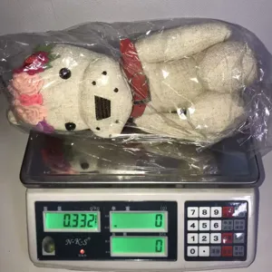 Vue détaillée du jouet en peluche bouledogue français en lin, emballé, pesant 0,332kg.
