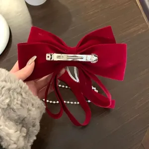 Fluwelen rode strik haarspeld met parel kwastje, elegante haaraccessoire voor vrouwen stijl.