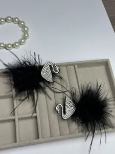 Exquisite crystal swan feather duckbill hair clip detailed view, stylish side hair accessory.
