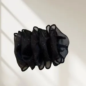 Vue détaillée de la pince à cheveux en résille noire avec des strass étincelants pour coiffure.