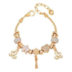 Bracelet charm doré élégant avec perles de cristal étincelantes, pendentifs cœurs et cygnes.