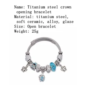 Titanstahl Kronen Charm Armband Detailansicht mit blauen Kristallen und Anhängern.