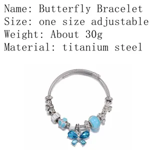 Vue détaillée du bracelet à charms en acier titane avec papillon en cristal bleu et perles.