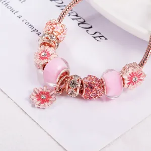 Roségoudkleurige bedelarmband met roze emaille madeliefjes en sprankelende kristalen kralen.