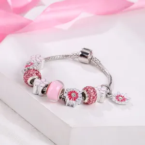 Zilveren slangenketting armband met zoete roze madeliefjes bloemen en schitterende kristalperlen.