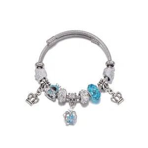 Detailansicht des eleganten offenen Kronen-Charm-Armbands mit funkelnden Kristallen und blauen Perlen.
