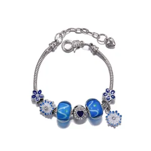 Zilverkleurige bedelarmband met blauwe geëmailleerde bloemkralen en karabijnsluiting.