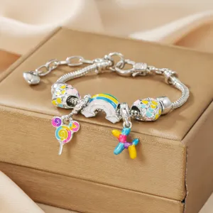Leuke kinderbedelarmband met kleurrijke regenboog en snoephangers voor dagelijkse mode