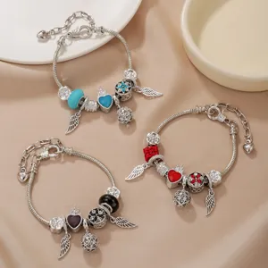 Detailierte Nahansicht von DIY-Charm-Armbändern mit bunten Perlen und silbernen Ketten.