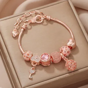 Bracelet charms élégant en or rose avec pendentif cœur en cristal et clés pour femmes