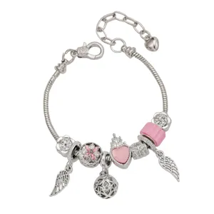 Silbernes Bettelarmband Detail mit rosa Herz-Perle, Engelsflügeln und glänzenden Zirkonia.