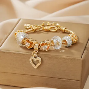 Brazalete con dijes dorado elegante con corazones de cristal brillantes y perles, joya DIY.