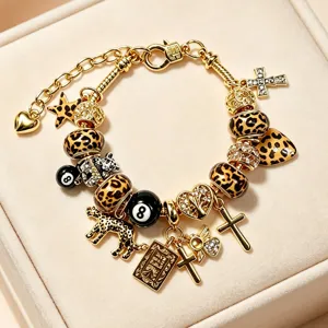 Pulsera de dijes vintage dorada con estampado de leopardo y bola de billar.