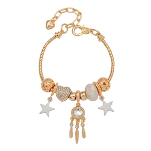 Gouden bedelarmband met dromenvanger hanger, strass hart en elegante kralen voor dames.