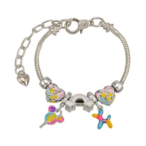 Schattige kinderbedelarmband met kleurrijke geëmailleerde regenboog en puppy hangers.