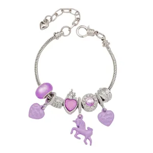 Silberfarbenes Bettelarmband mit lila Perlen, Einhorn- und Herzanhängern für Damen.