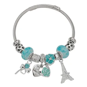 DIY bedelarmband met blauwe emaille bloemen klaver en Eiffeltoren hangers voor dames.