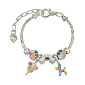 Gedetailleerde close-up van de kleurrijke regenboog snoep en hond charm armband voor kinderen.