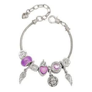 Detailansicht eines silbernen Schlangenketten-Charm-Armbands mit lila Perlen und Anhängern.