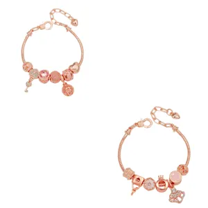 Élégant bracelet à breloques en or rose avec de jolis pendentifs, parfait cadeau de bijoux.