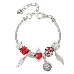 Silberfarbenes Bettelarmband mit roten Herzen und Geschenkanhängern, schöner Damenschmuck.