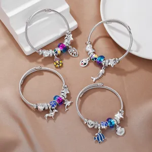 Ensemble de bracelets charms en acier inoxydable DIY avec perles et pendentifs mignons.