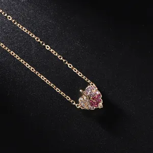Élégante collier pendentif feuille plaqué or avec des cristaux colorés étincelants.