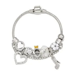 Zilverkleurige bedelarmband met sprankelende kristallen hartjes en elegante kralen.