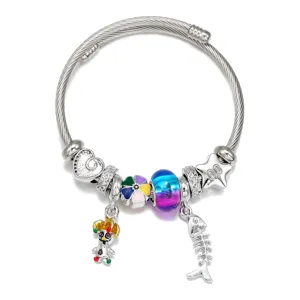 Bracelet à breloques en acier inoxydable DIY avec pendentifs clown et arête de poisson.