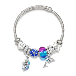 Bracelet charm DIY en acier inoxydable avec pendentifs d'animaux marins et perles.