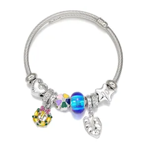 Bracelet jonc en fil d'acier inoxydable DIY avec perles colorees et pendentifs feuilles.