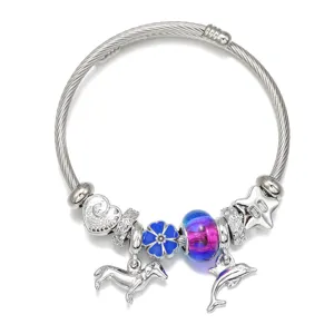 Bracelet charm DIY en acier inoxydable avec adorables pendentifs chien, dauphin et perles.