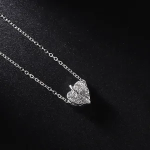 Collier argenté minimaliste avec pendentif feuille étincelante pour femmes élégantes.