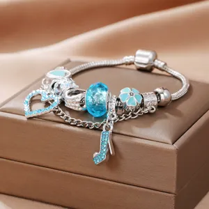 Modieuze zilverkleurige slangenketting bedelarmband met blauwe kristallen kralen.
