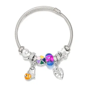 Vue détaillée du bracelet charm en acier inoxydable avec perles colorées et pendentifs d'Halloween.