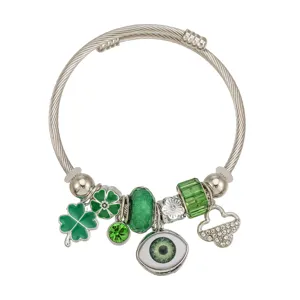Bracciale rigido in cavo argentato con quadrifogli verdi e perline malocchio chic.