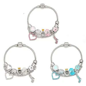 Modieuze DIY bedelarmband set met roze witte blauwe kralen hart en schoen hangend.